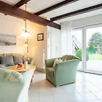 Nyaraló Am-hohen-ufer-reetdach-haus-ocean-breeze-123 Großenbrode