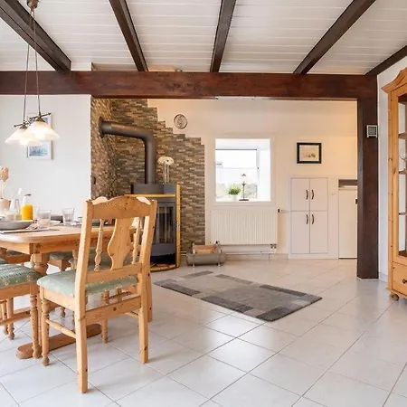 Am-hohen-ufer-reetdach-haus-ocean-breeze-123 * Großenbrode